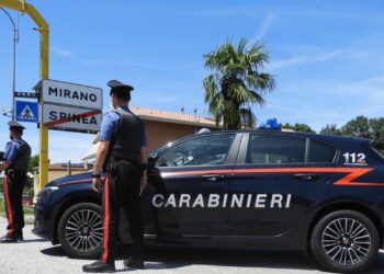 Vuole uscire dallo spaccio e viene ferito a colpi di pistola, due arresti