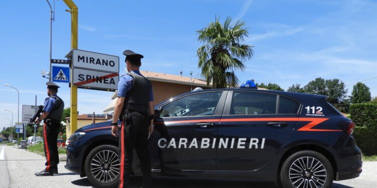 Vuole uscire dallo spaccio e viene ferito a colpi di pistola, due arresti