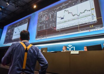 Borsa, il bilancio della settimana. Consolidazione bancario, ma l’effetto trimestrali affonda Stm