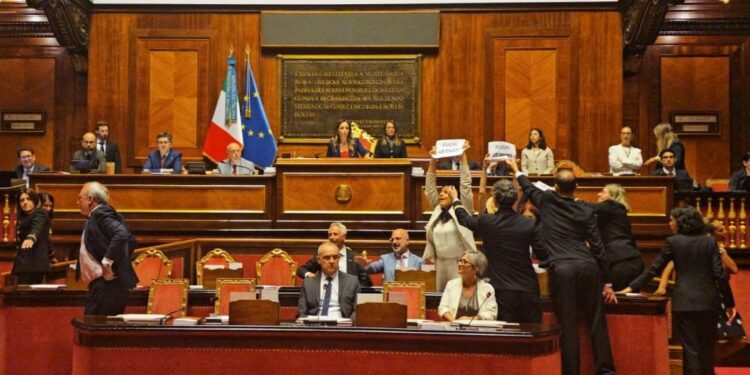 Caso Delmastro, Giunta Camera dice no a richiesta Procura sulle chat. M5S occupa banchi del governo in Senato