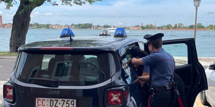 Picchia la ex perché non gli dà i soldi per la droga, in carcere