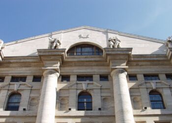 Borsa: Milano gira in rialzo, corrono Eni e Tenaris