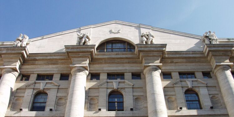 Borsa: Milano gira in rialzo, corrono Eni e Tenaris