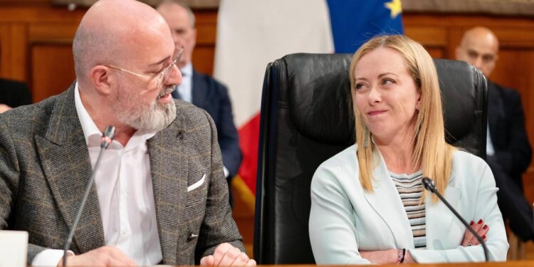 ‘Gli ignoranti votano a destra’, Bonaccini nella bufera. Meloni lo attacca