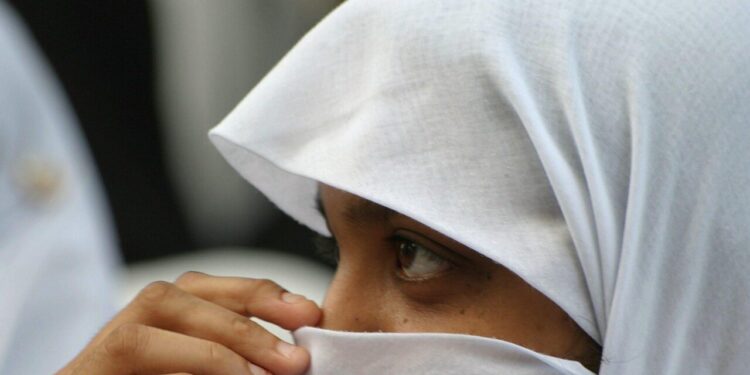 Valditara: ‘Il divieto di burqa a scuola per riaffermare la dignità delle donne’