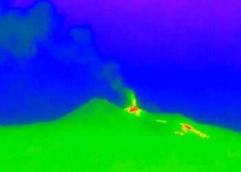 Etna, fontana di lava attenuata, due fratture con colate ad alta quota