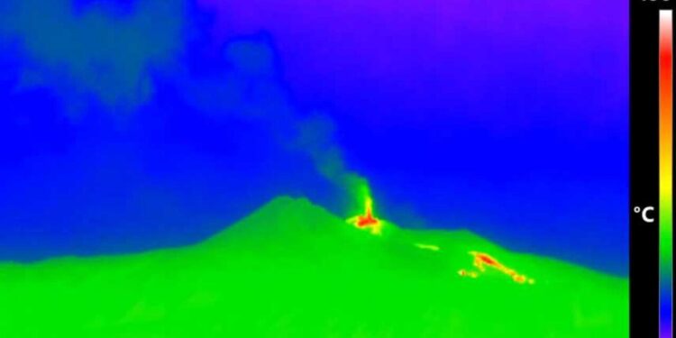 Etna, fontana di lava attenuata, due fratture con colate ad alta quota