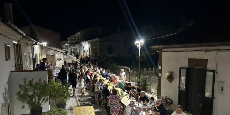 Nel più piccolo comune pugliese ‘festa del vicino’ per la comunità