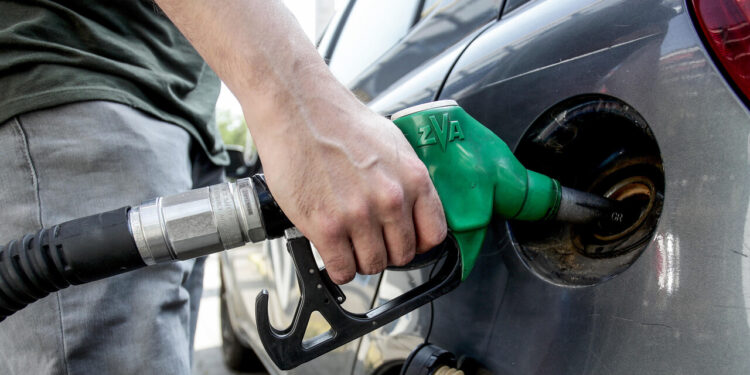 Mimit, prezzi carburanti stabili, benzina self a 2,017 euro al litro