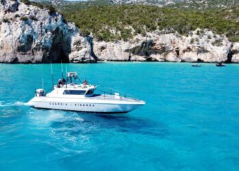 Fuga in mare col barchino, scafista inseguito e arrestato nel sud Sardegna
