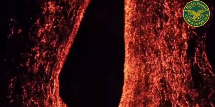 Etna, esplosioni e colate ad alta quota, verso normalità aeroporto Catania