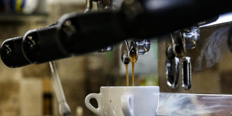 E’ caro tazzina, l’espresso costa 1,29 euro, il 25% più del 2021