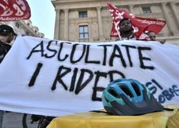 Pm di Milano: ‘I rider di Glovo sono ancora sottopagati, vanno assunti’