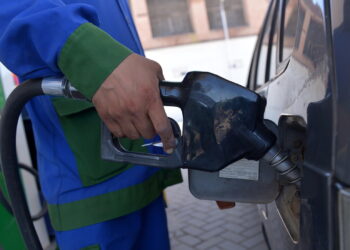 La benzina schizza sopra 2 euro al litro