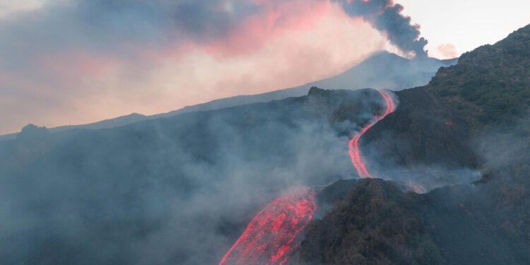 Scende l’allerta per l’Etna, riapertura dello scalo di Catania prevista per le 14