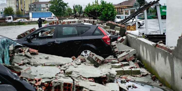 Maltempo al nord: nella Bergamasca sei paesi isolati, 350 evacuati. Tromba d’aria a Rapallo