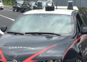 Rimprovera bambina che da un calcio all’auto, aggredita e picchiata dai genitori