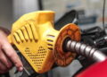 La benzina schizza sopra i 2 euro al litro