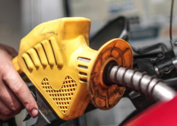 La benzina schizza sopra i 2 euro al litro