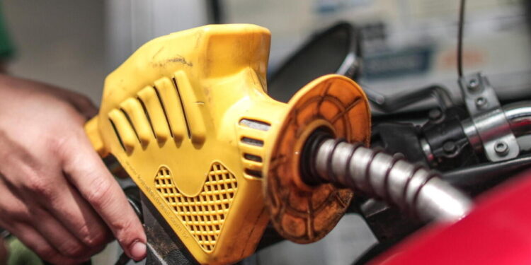La benzina schizza sopra i 2 euro al litro