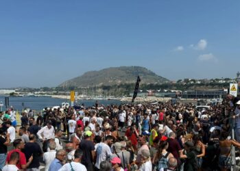 Campi Flegrei, ‘manca l’acqua’ cittadini bloccano il porto
