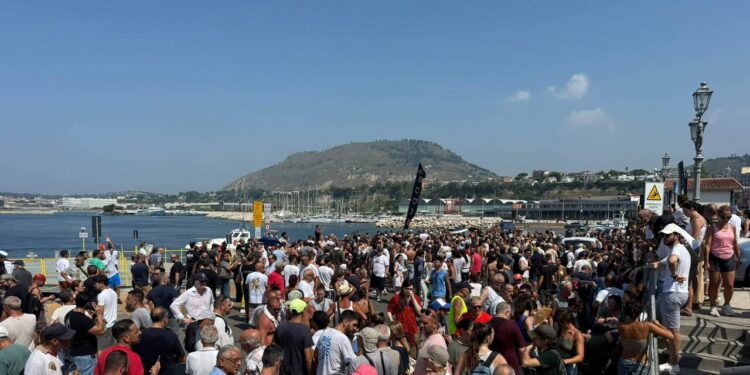 Campi Flegrei, ‘manca l’acqua’ cittadini bloccano il porto
