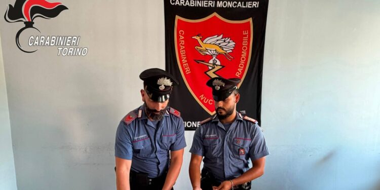 Vede un ladro in casa con la telecamera da remoto e lo fa arrestare