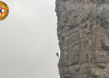 Alpinista rimane sospeso alla parete di roccia, salvato nella notte