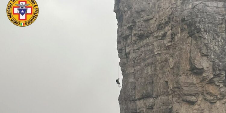 Alpinista rimane sospeso alla parete di roccia, salvato nella notte
