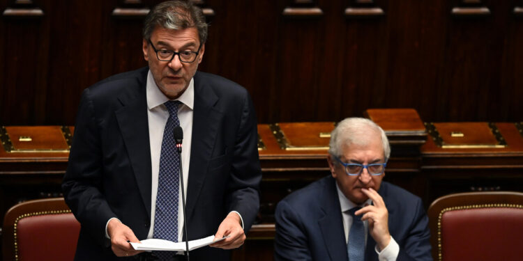 Giorgetti alla Camera: ‘Via libera dell’Ue alla clausola a ottobre, poi lo scostamento’