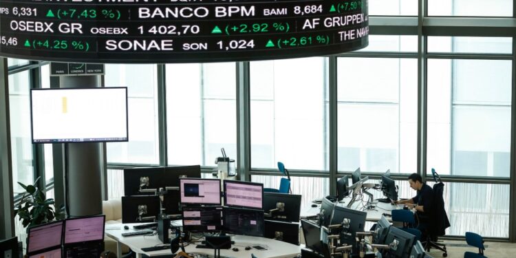 Lo spread risale a 83 punti base, rendimenti decennali al 4,05%: come investire