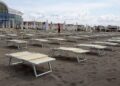 Spiagge vuote, prezzi su e pochi bagnini: l’estate nera dei balneari italiani