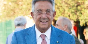 Roberto Sergio premiato a Caccuri con cittadinanza onoraria, chiavi della città e riconoscimento alla carriera.
