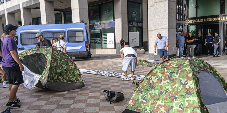 Campi Flegrei, protesta con tende davanti al Consiglio della Campania