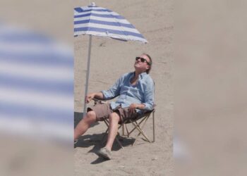 Angelo Bonelli in spiaggia con l’ombrellone…ma è il Po in secca