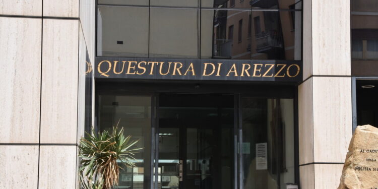 Estremismo online e radicalizzazione, cinque minori denunciati ad Arezzo