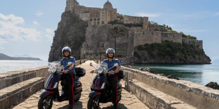 Folla sotto l’ombrellone a Ischia, si vendeva droga