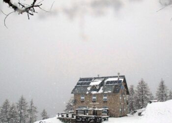 Strappati i libri di vetta nei bivacchi delle Dolomiti bellunesi