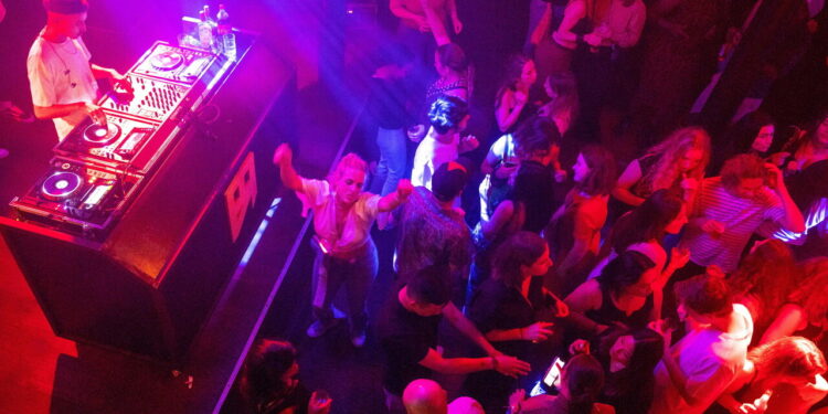 “Mi ha violentata”, accusato un uomo conosciuto in discoteca a Milano
