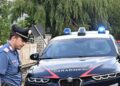 Sorprende i ladri in casa nel Pavese, li insegue e loro lo travolgono con un Suv