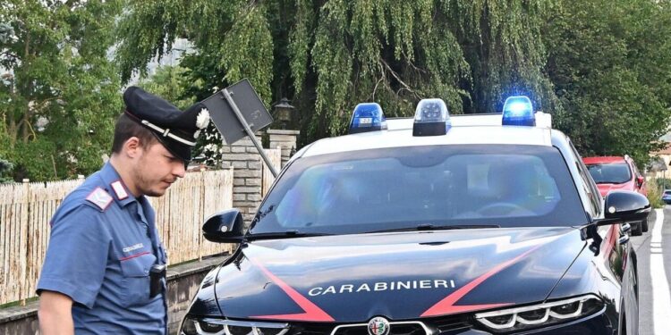 Sorprende i ladri in casa nel Pavese, li insegue e loro lo travolgono con un Suv