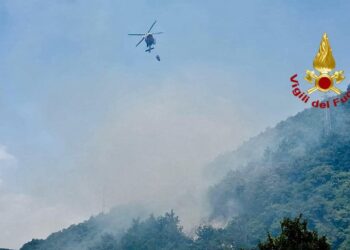 Incendio brucia da due giorni i boschi sul monte Moregallo