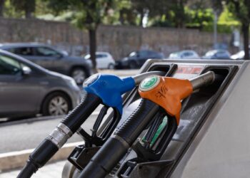 Carburanti, governo proroga sconto sulle accise fino al 5 settembre. Tensioni Fi-Lega su extraprofitti