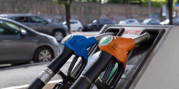 Carburanti, governo proroga sconto sulle accise fino al 5 settembre. Tensioni Fi-Lega su extraprofitti
