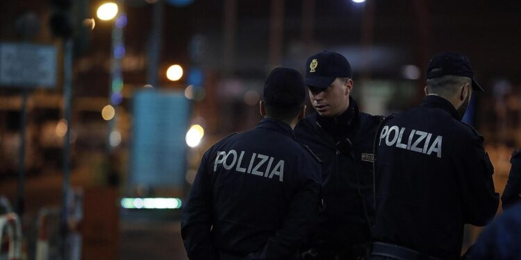 Tenta di violentare una 14enne, la ragazza si salva con il ‘signal for help’