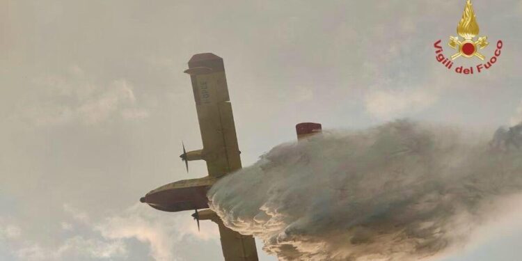 Incendi nel Vco non ancora sotto controllo, si proteggono le abitazioni
