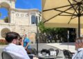 Istat, caro-vacanze, mangiare e dormire fuori costa il 3,4% in più del 2025