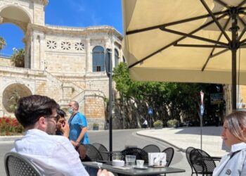 Istat, caro-vacanze, mangiare e dormire fuori costa il 3,4% in più del 2025