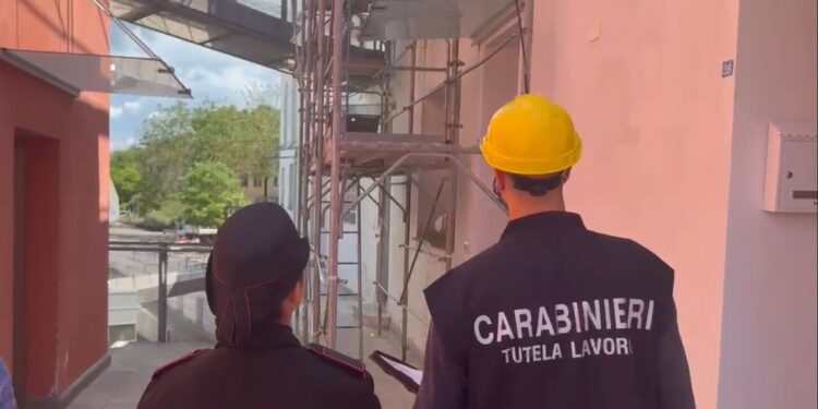 Paga di 800 euro mensili per 62 ore a settimana, in tre accusati di caporalato