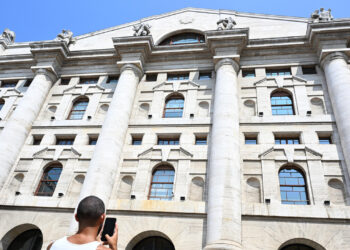 Borsa: Europa sui massimi, Milano +1%